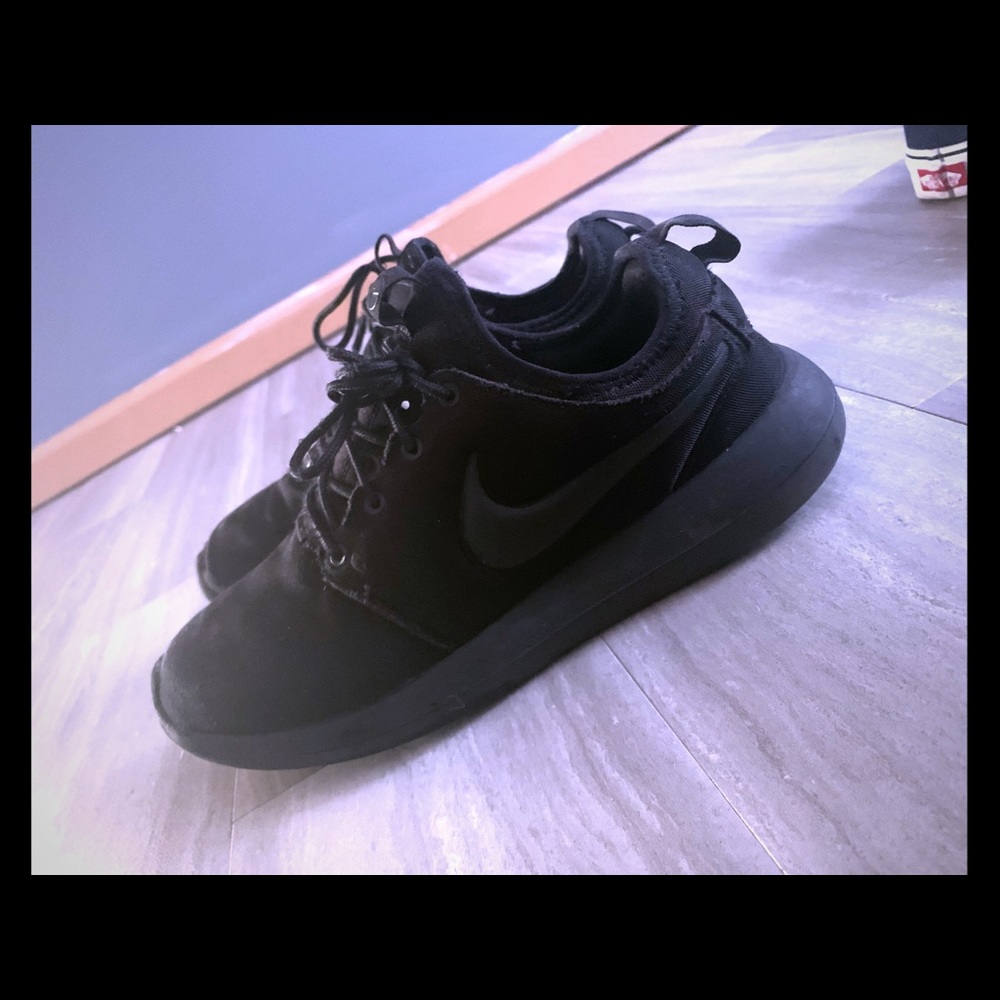 All black nike roshe 2